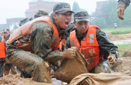 武警官兵执行防汛工作-午夜精品久久久午夜电影网站设备