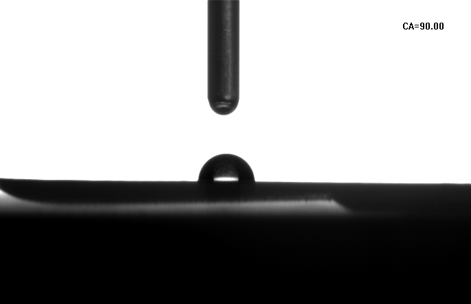 硅橡胶未经等离子处理，水滴接触角90°-午夜精品久久久